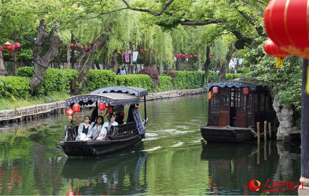 游客乘船觀賞南潯古鎮美景。人民網 陳陸洵攝