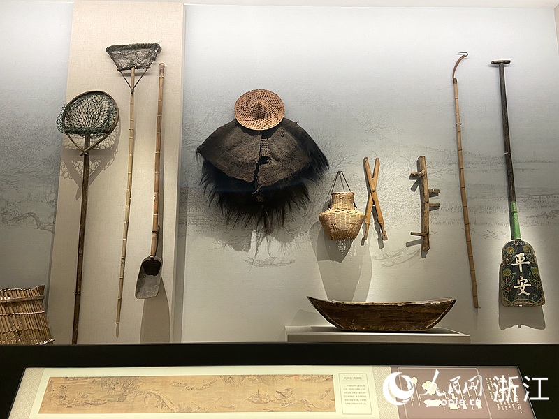 展厅内展示的西溪传统渔事工具。人民网 方彭依梦摄