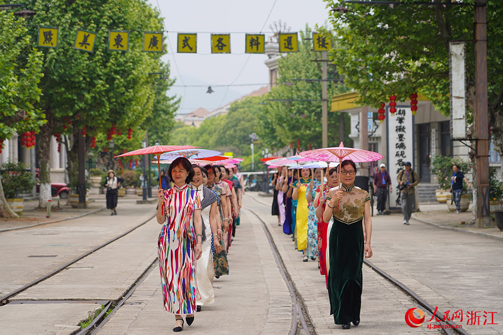 湖州影視城舉行旗袍走秀活動。人民網 章勇濤攝