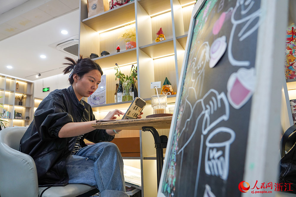 在湖州市南太湖新區鳳凰二社區未來社區，居民品味咖啡，享受著悠閑的午后時光。人民網 章勇濤攝