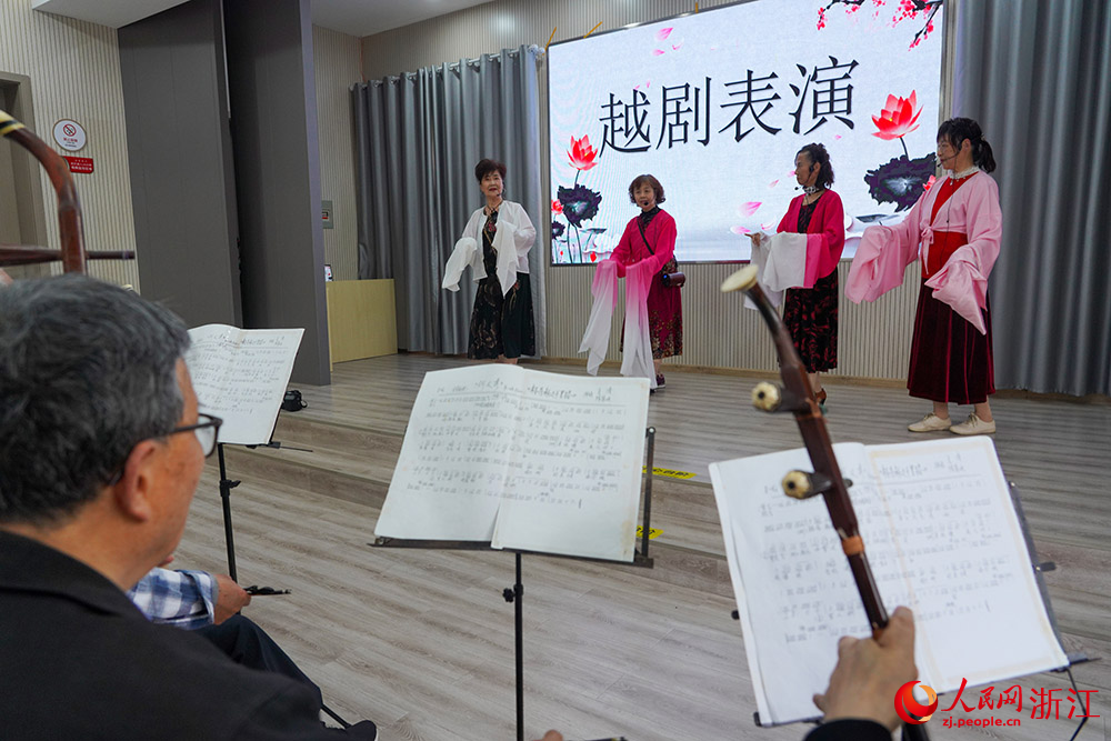 在湖州市南太湖新區鳳凰二社區未來社區，居民在進行越劇表演。人民網  章勇濤攝