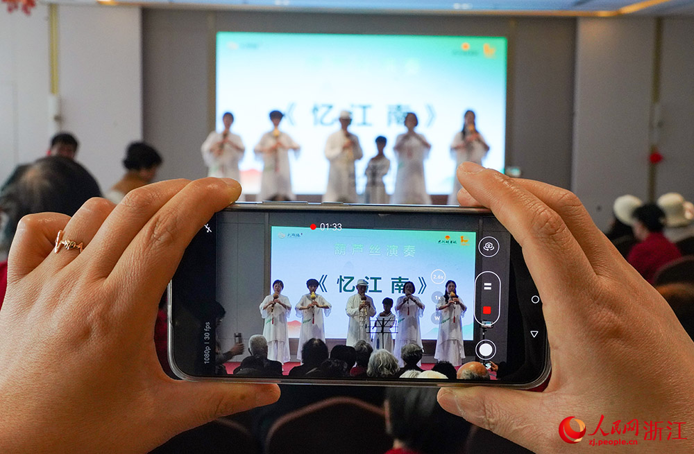 在湖州市南太湖新區桃源未來社區，居民在錄制葫蘆絲演奏。人民網 章勇濤攝