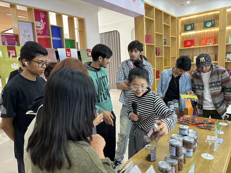 來華留學生在產業園展廳了解電商產品。胡敏攝