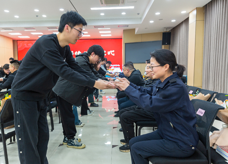 新进青年大学生向导师行拜师礼。章贽摄