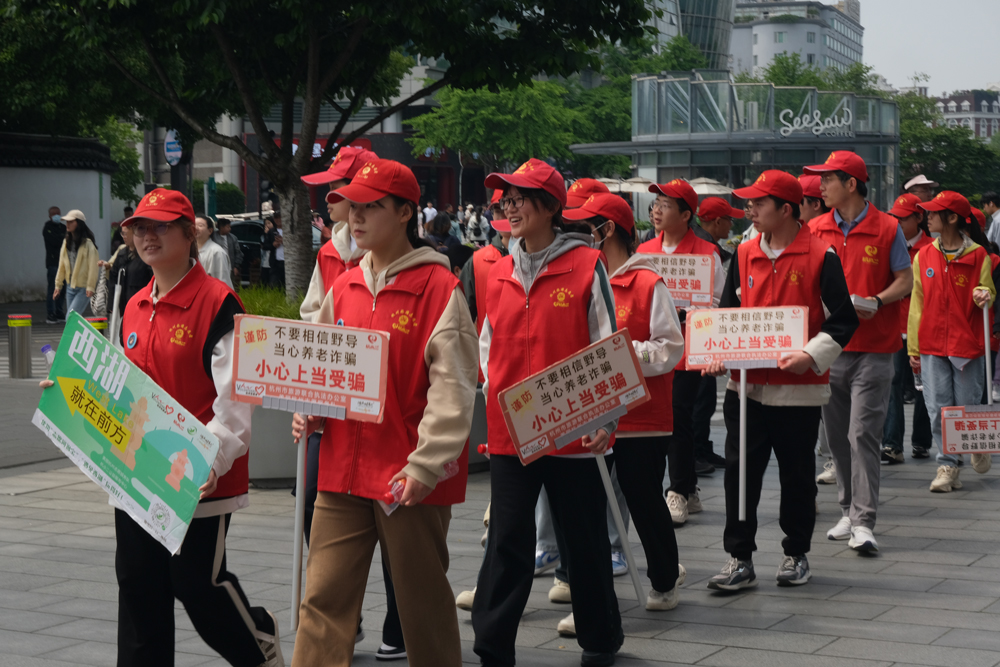 杭小二公益服务中心组织志愿者们前往服务点位。程欣摄