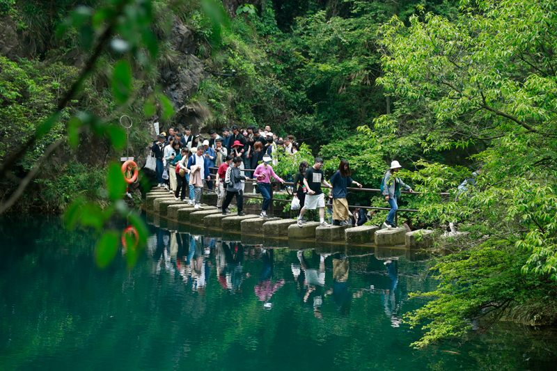 游客行走在桐庐的青山绿水间。王珊婷摄