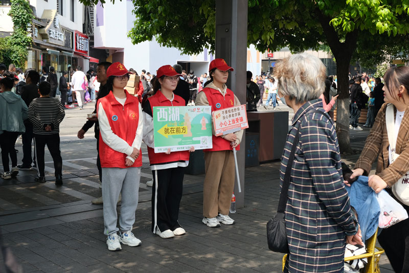 杭小二公益服务中心的志愿者们为市民游客提供旅游咨询服务。程欣摄