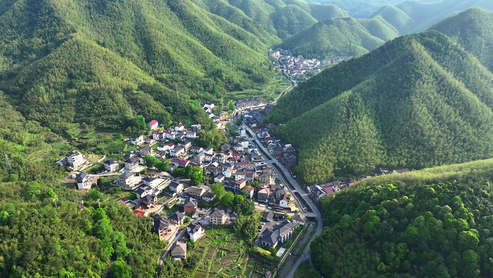 “四好农村路”蜿蜒于村庄之间。王黎娜摄