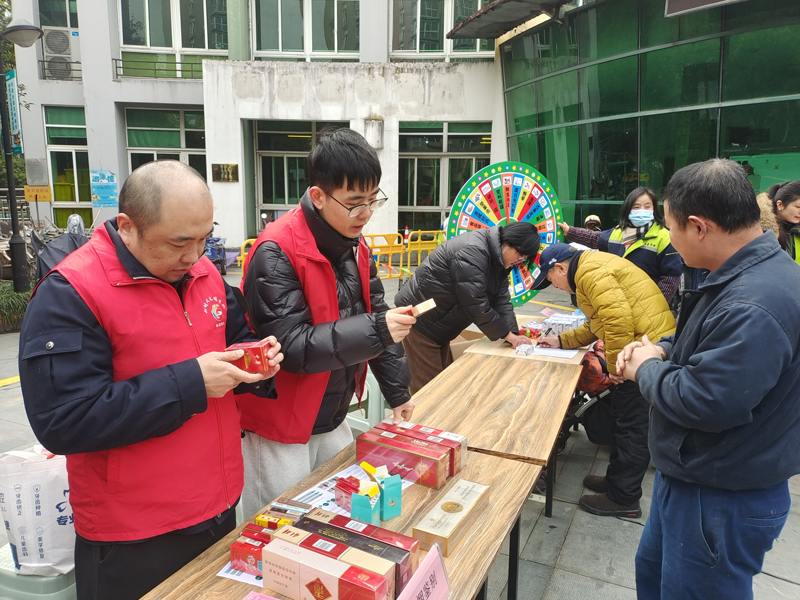 “香溢”青年志愿者向群众提供真假烟鉴别技巧。徐超摄