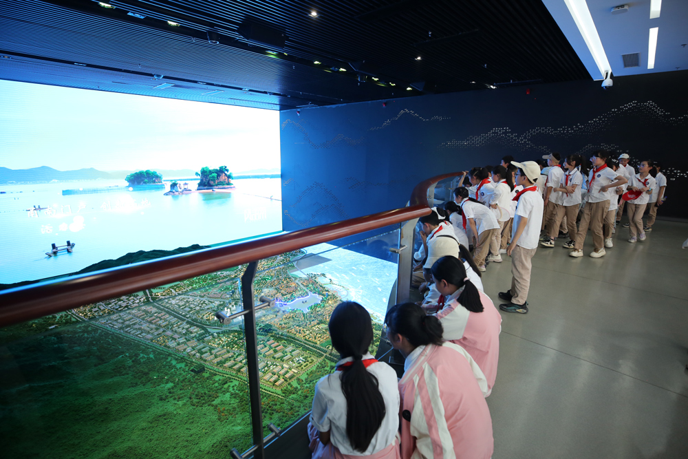 学生们跟着讲解员走进西店新城城市规划馆，一起从城市文化建设感受西店的发展与变迁。西店镇供图