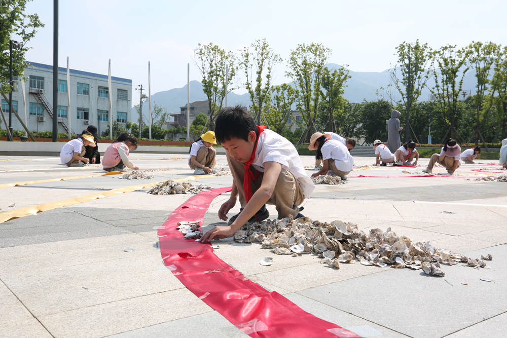 学生们来到了西店镇中心公园，在这里开启“蛎壳美工”——“中国龙”主题活动。西店镇供图