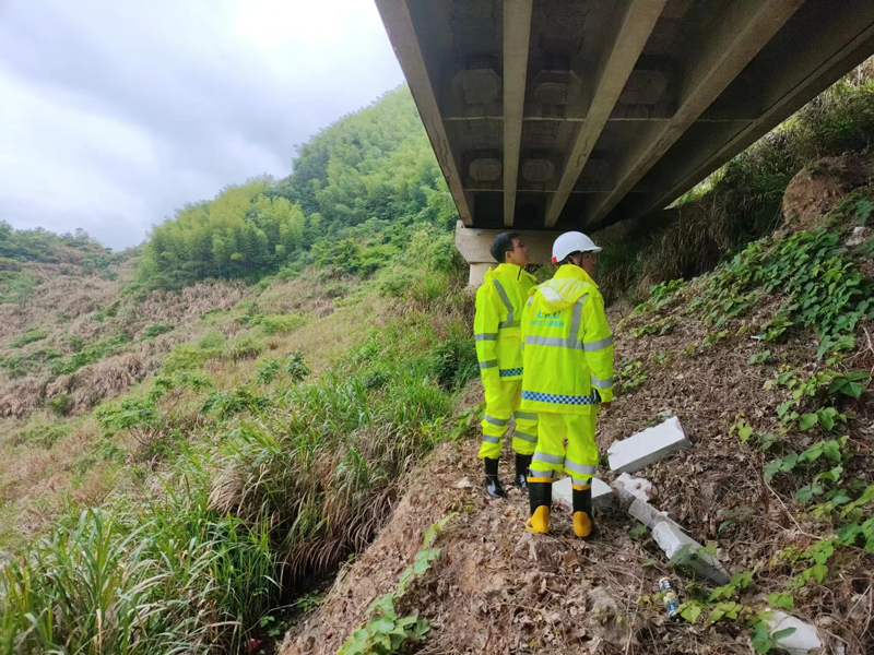 杭州南管理中心对所辖高速公路沿线的边坡挡墙、隧道仰坡、桥区附近边坡等位置进行了全面排查