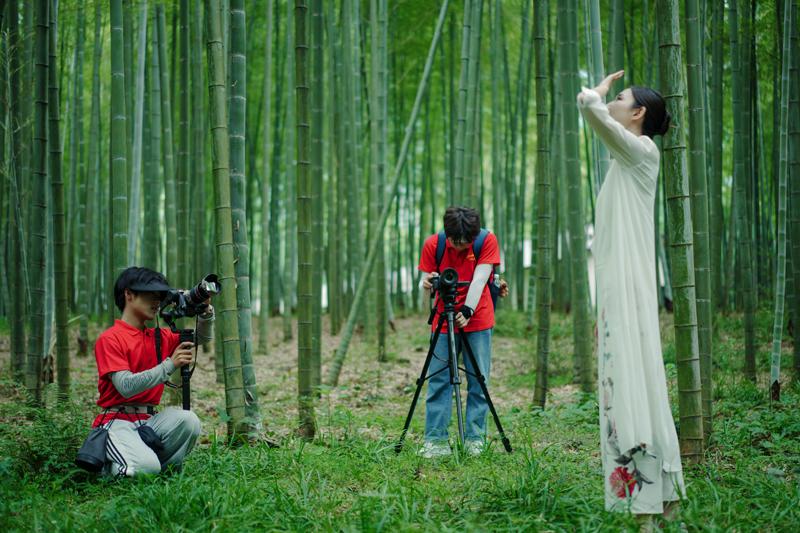 拍摄团队用镜头展现潇洒桐庐。桐庐县文广旅体局供图