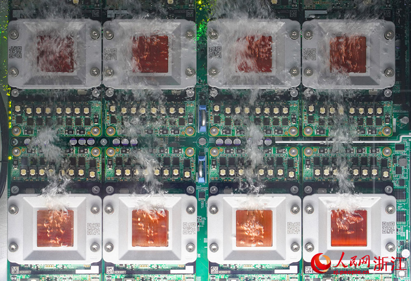 宁波人工智能超算中心采用浸没式液冷技术实现更强大算力。人民网 章勇涛摄