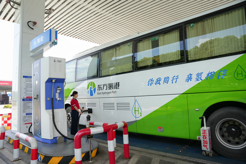 氫能巴士在加氫站等候加氫。中國石化浙江石油供圖