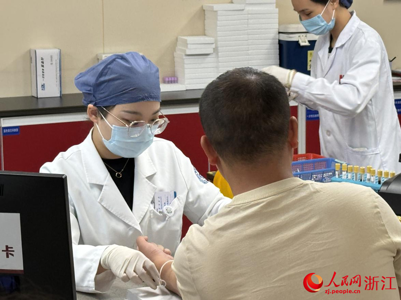  The patient took blood for test in the hospital. Photographed by Chen Luxun on people.com.cn
