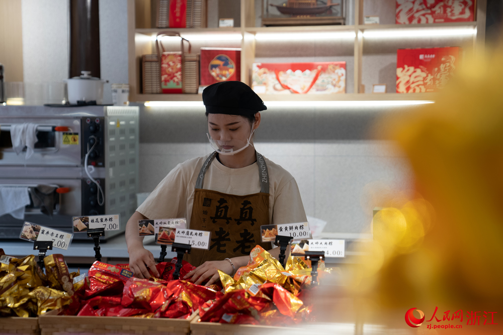 5月26日，端午将至，浙江省嘉兴市月河街的一处店铺内，各种口味的散装粽子被摆放在显眼位置。人民网 陈陆洵摄