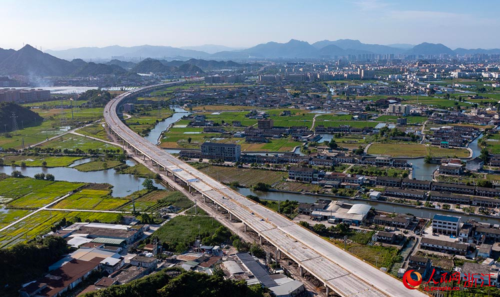 空中俯瞰浙江省溫州市瑞蒼高速蒼南段施工現場。人民網 章勇濤攝