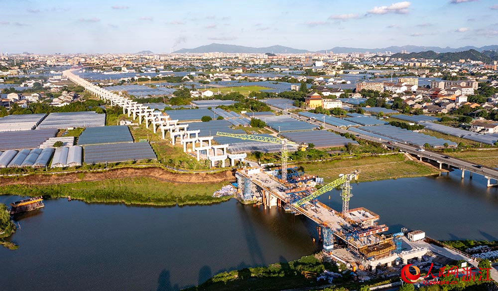 空中俯瞰浙江省溫州市瑞蒼高速蒼南段施工現場。人民網 章勇濤攝