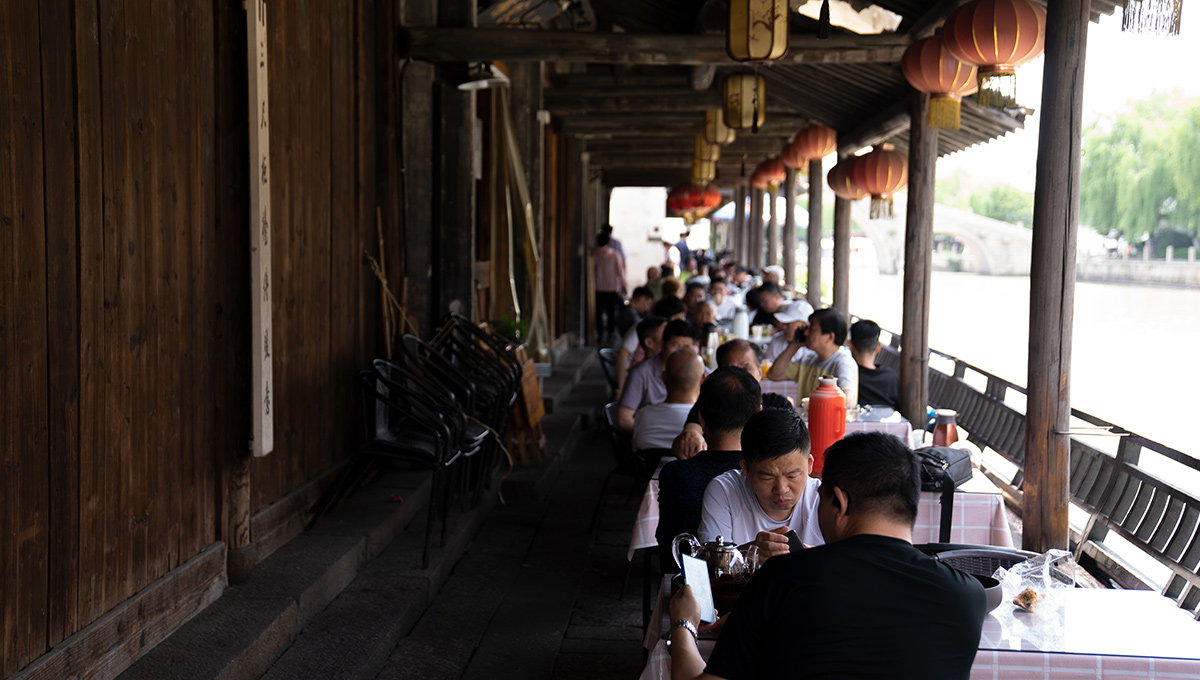 5月26日清晨，在浙江省嘉興市月河的沿河長廊裡，人們在喝早茶。人民網記者 葛泰佚攝