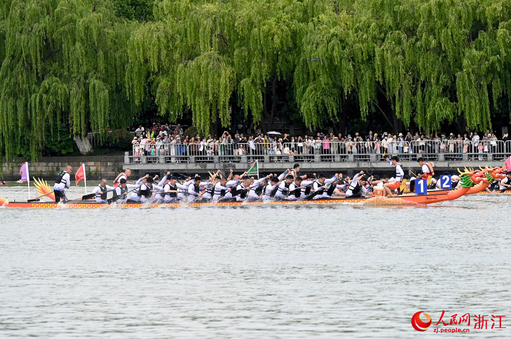 6月2日，2024嘉興端午民俗文化節龍舟競渡和踏白船表演賽在嘉興西南湖熱鬧開啟。人民網記者 葉賓得攝