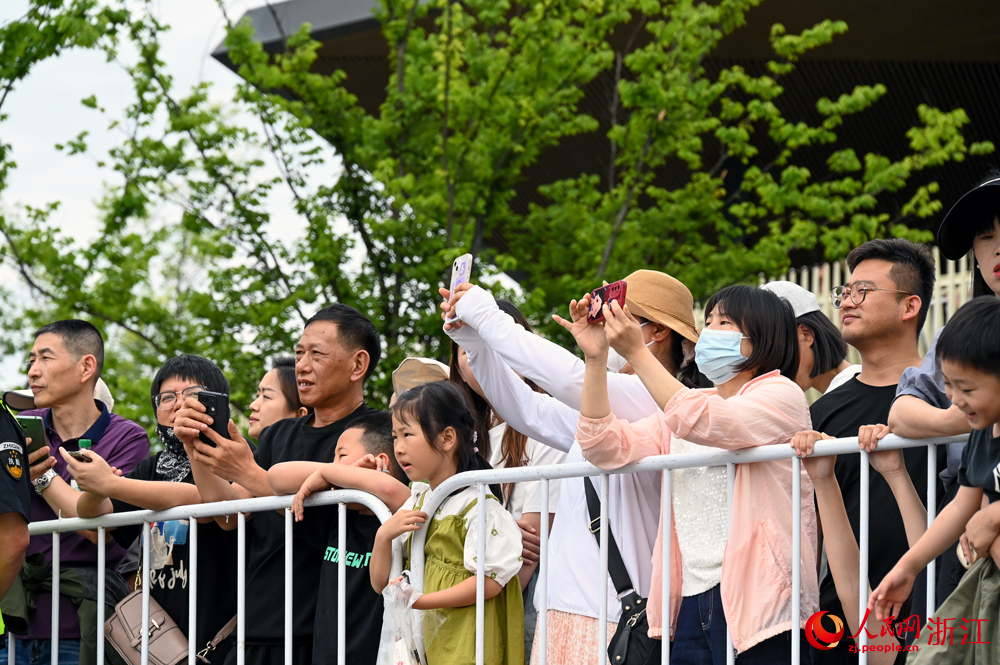 市民游客观赛助威。人民网记者 叶宾得摄