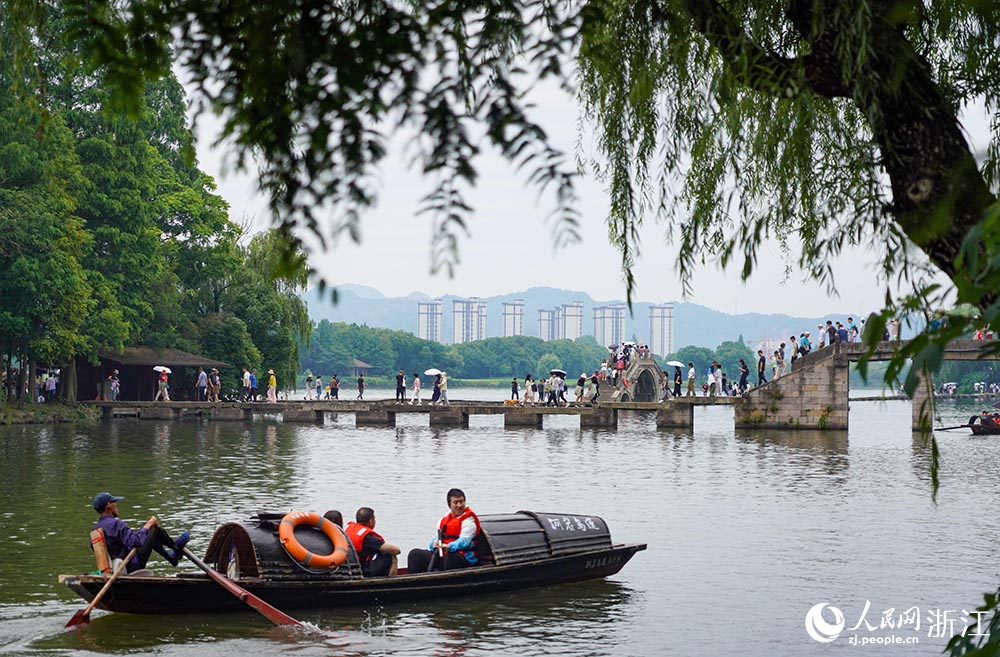 6月9日，游客乘坐游船在浙江省紹興市柯橋區柯岩風景區游玩賞景。人民網 章勇濤攝