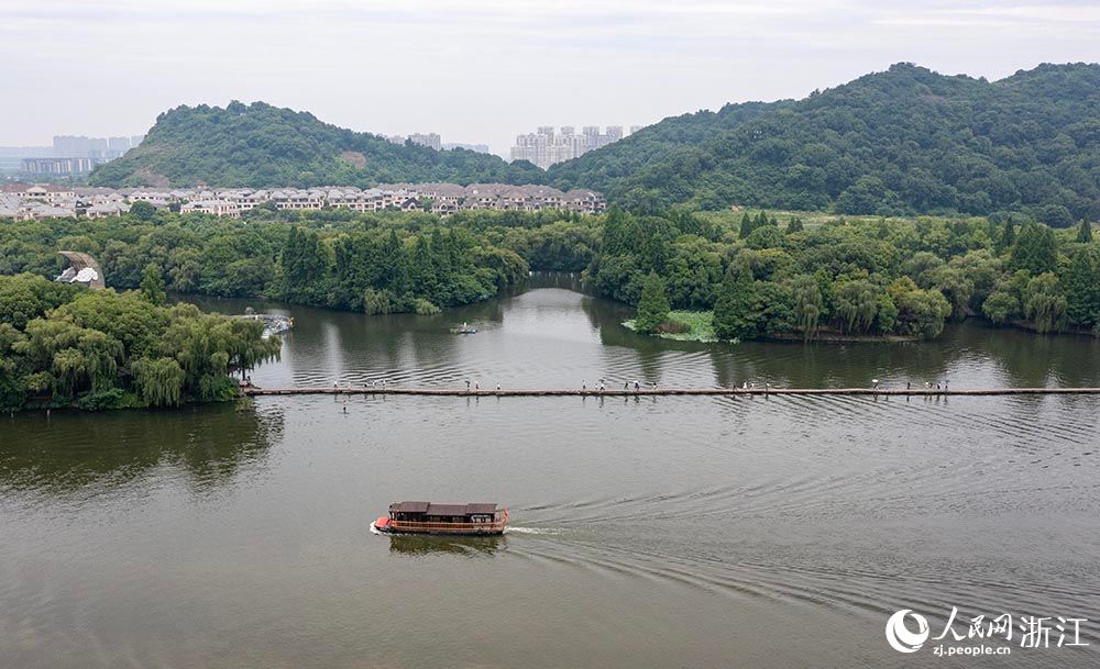 6月9日，游客乘坐游船在浙江省绍兴市柯桥区柯岩风景区游玩赏景。人民网 章勇涛摄