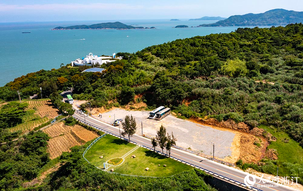 空中俯瞰“中國東海岸一號公路”宛如玉帶，綿延山海間，勾勒出一幅“山海蒼南”的天然圖景。人民網 章勇濤攝