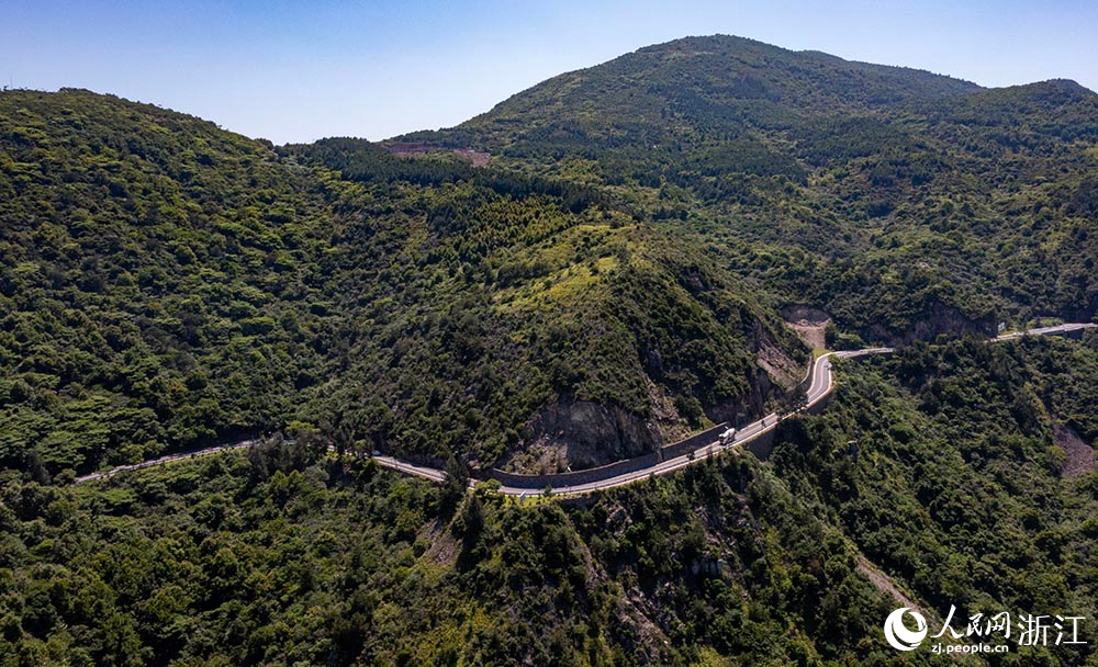 空中俯瞰“中國東海岸一號公路”宛如玉帶，綿延山海間，勾勒出一幅“山海蒼南”的天然圖景。人民網 章勇濤攝