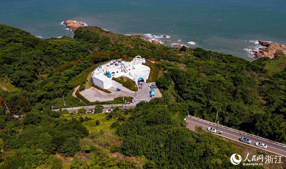 空中俯瞰“中國東海岸一號公路”宛如玉帶，綿延山海間，勾勒出一幅“山海蒼南”的天然圖景。人民網 章勇濤攝