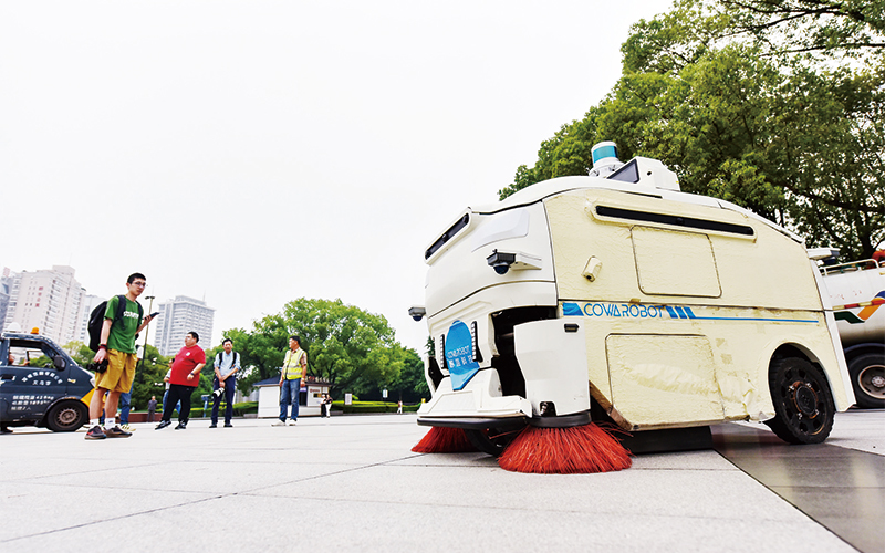 扫地机器人现身街头