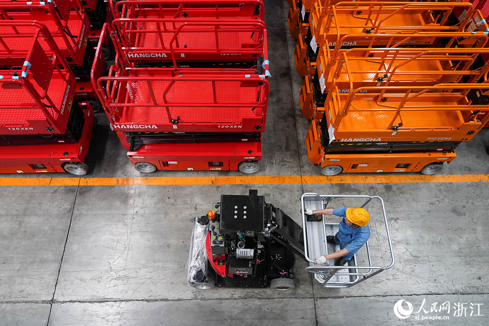 在杭州青山湖科技城的一家叉车企业内，工人在生产线上忙碌着。人民网 章勇涛摄