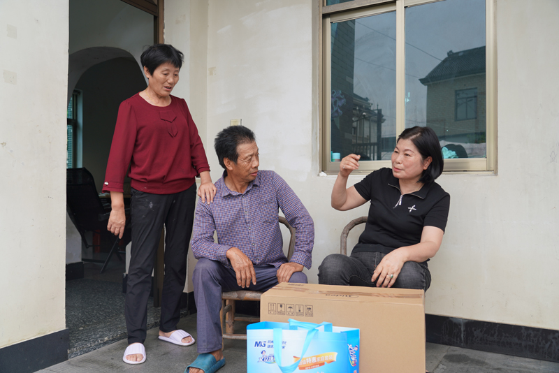 人大代表走访困难群众开展志愿帮扶活动。长街镇供图