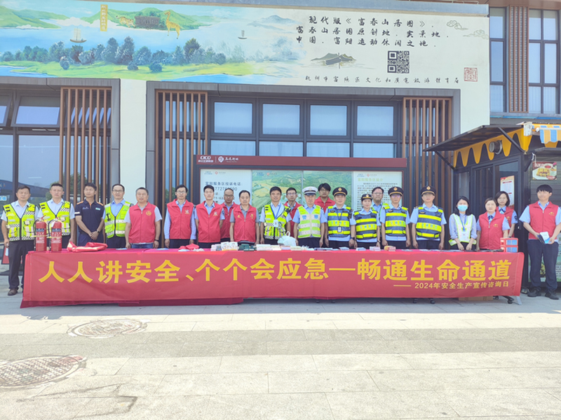 志愿者在服务区开展安全生产宣传活动。刘锦桥摄