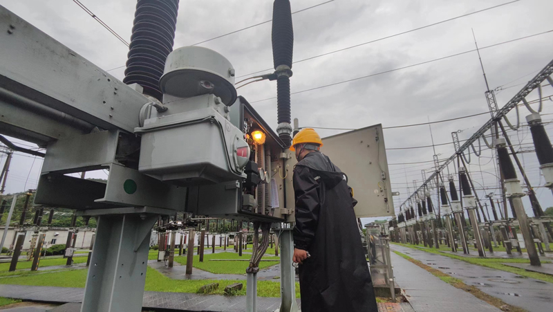 6月23日，国网湖州供电公司员工在220千伏莫梁变电站开展防汛特巡，重点对“五小箱”密封情况和加热器工作情况进行检查。戴则维摄
