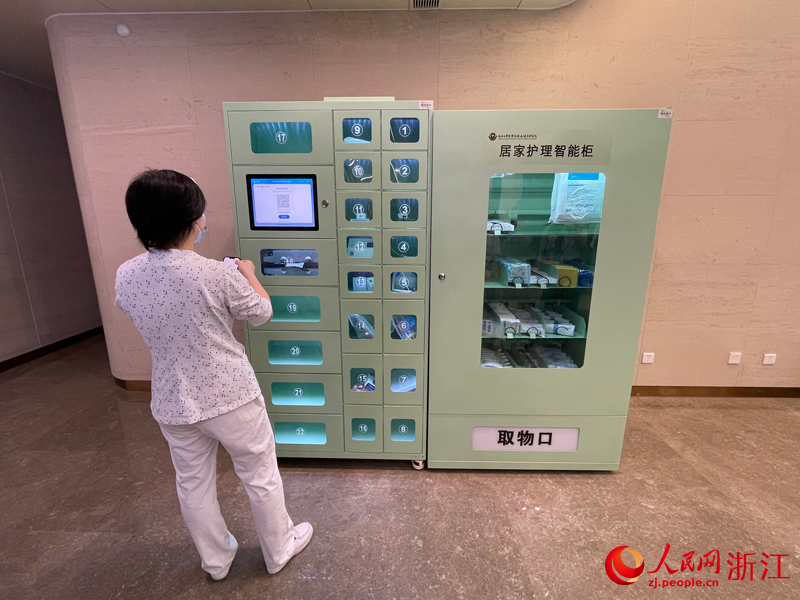 浙大妇院为外出护士设置的居家护理物品智能管理柜。人民网记者 郭扬摄