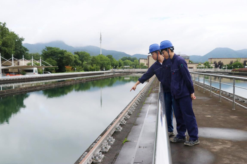 杭州市水务集团进一步强化工作举措，全力做好新安江水库泄洪期间城市供排水保障工作，为杭城抗击强降雨贡献“水务力量”。