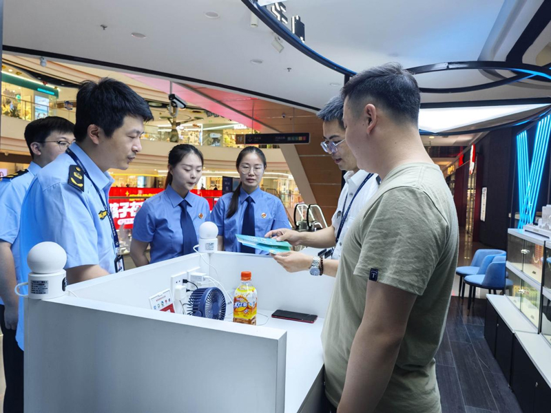 对校园周边电子烟零售店开展检查。余杭区烟草专卖局供图
