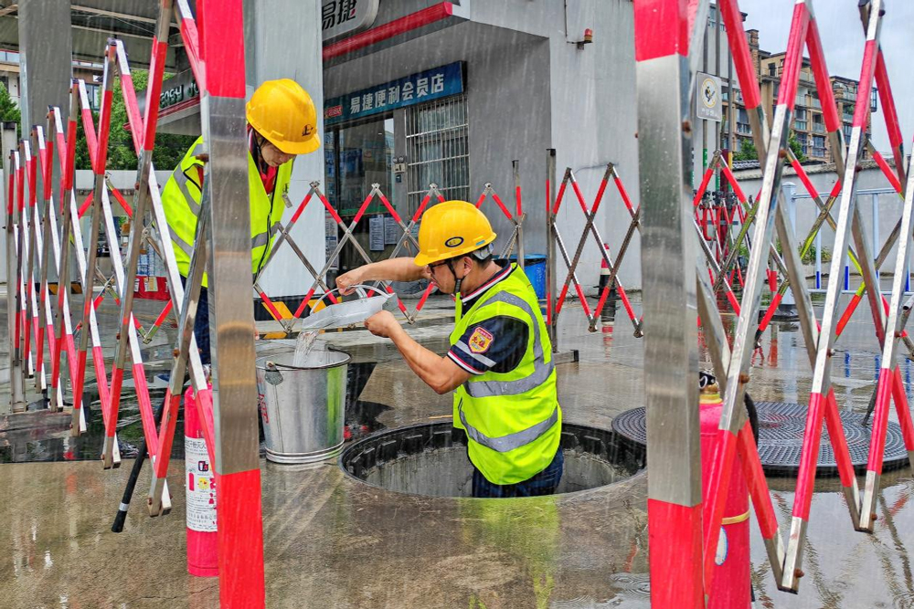 在杭州建德梅城镇，加能站员工通过延长散装汽油供应时间，采用“一对一”服务模式，保障应急救援、警务船只等抗汛抢险用油。中国石化浙江石油分公司供图