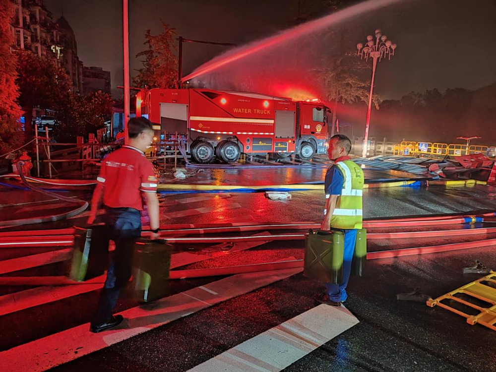 受連日強降雨影響，杭州錢塘江水位快速上升，九溪區域附近多處發生洪澇災害。中國石化浙江石油杭州分公司派遣專人連續多趟護送油品到搶險區域，同時協助應急處置人員做好現場設備轉移和油品加注等工作。中國石化浙江石油分公司供圖