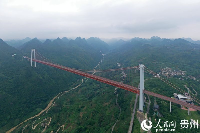 6月23日拍攝的壩陵河大橋，飛跨峽谷，雄奇壯美。人民網記者 翁奇羽攝