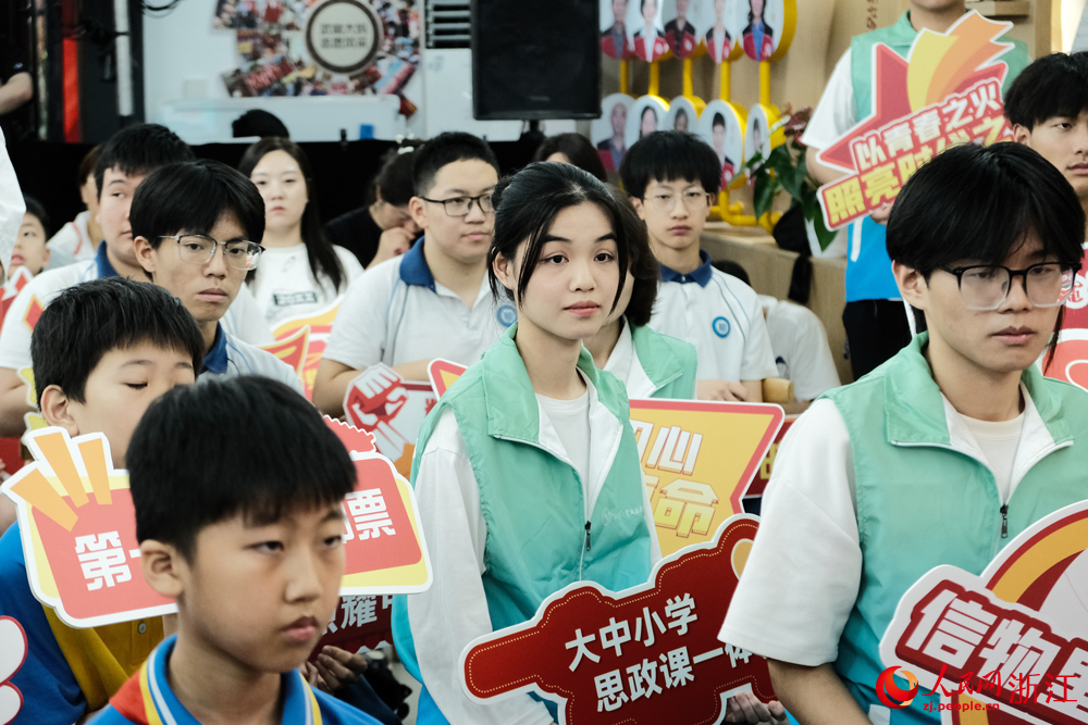 学生们认真聆听学习红色文化。人民网 刘欣蔚摄