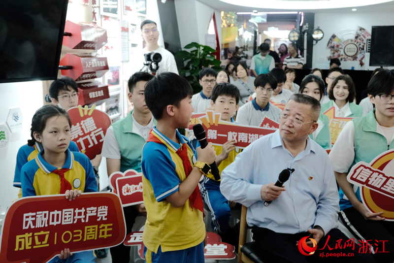 青年與館長面對面環節，杭州市金都天長小學的學生進行提問。人民網 劉欣蔚攝