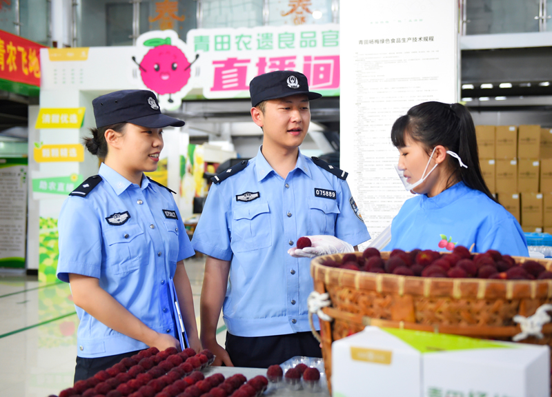 民警走進直播基地開展宣傳。饒海曉攝