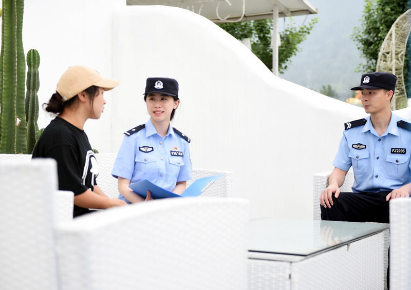 民警來到休閑庄園開展走訪服務。饒海曉攝