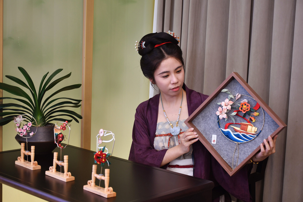 樂巧瓊展示制作好的作品。羅夢圓攝