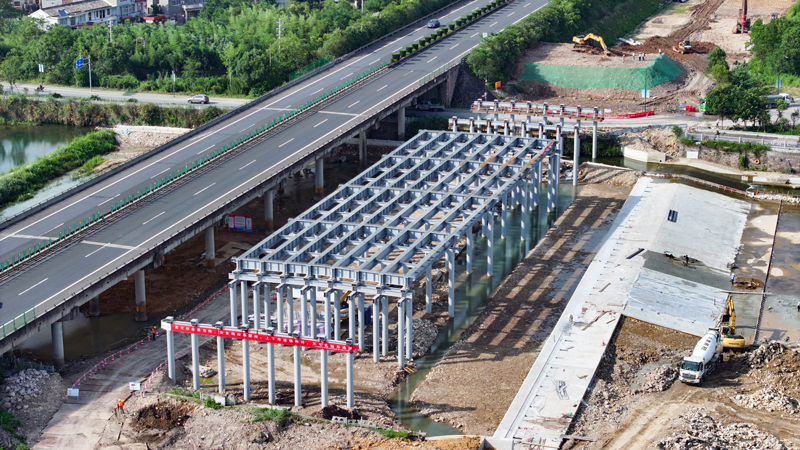 甬台溫改擴建寧波南段項目黃壇保通路3號橋現場。浙交建設供圖