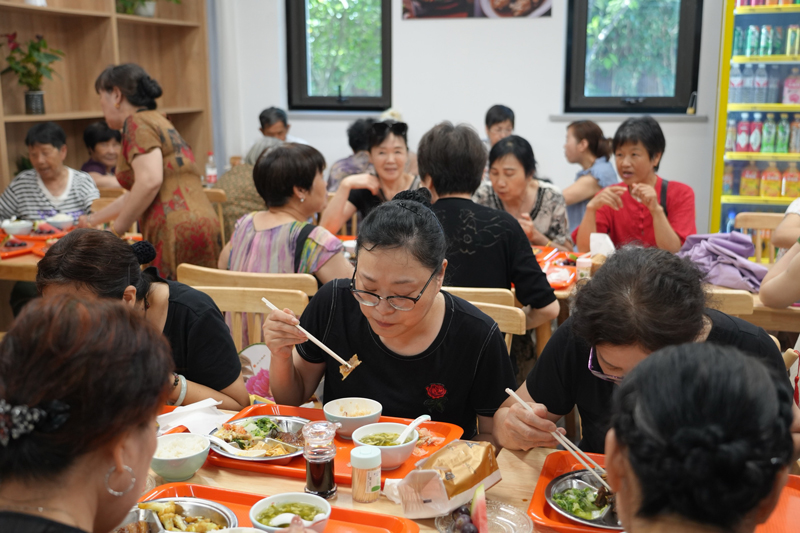 宁波市江北区慈城镇云鹭湾未来社区食堂正式开业，丰富可口的菜品、干净卫生的环境，吸引了不少居民前来“体验”。