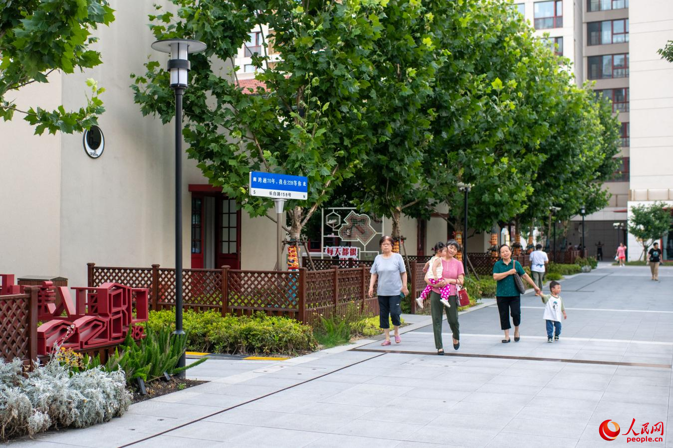 7月8日，228街坊居民带着小孩休闲散步。人民网记者 翁奇羽摄